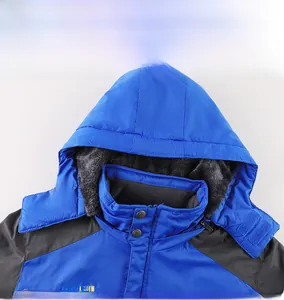 Dettaglio giacca outdoor invernale con fodera in pile, cappuccio antivento e logo ricamato