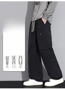 Detail einer schwarzen Cargo-Hose mit seitlichen Pattentaschen und Metallschnallen-Dekor