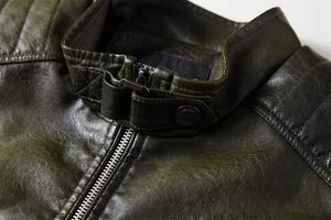 Detail der olivgrünen Lederjacke mit gesteppten Schultern und Metall-Reißverschluss