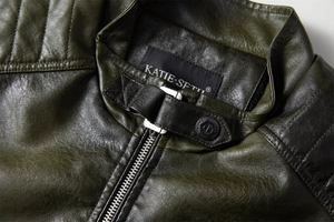 Detail der olivgrünen PU-Lederjacke mit Kragenriemen und silbernen Reißverschluss-Details