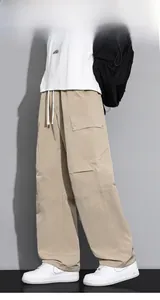 Detailansicht der khakifarbenen Cargohose mit großen Seitentaschen und weißem Kordelzug