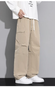 Details von Cargo-Hose in Khaki mit großen Seitentaschen und weißem Kordelzug am Bund