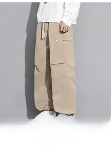 Detailansicht khakifarbener Cargohose mit großen Seitentaschen und silbernen Metallknöpfen