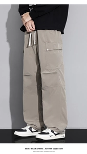 Detail der hellkhakifarbenen Cargohose mit großen Seitentaschen und weißem Kordelzugbund