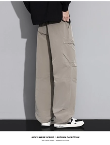 Detailansicht der Khaki Cargo-Hose mit mehreren Taschen und faltenfreiem Premium-Stoff
