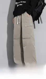 Detailansicht der khakifarbenen Cargohose mit großen Seitentaschen und Kordelzug