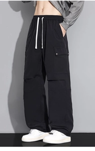 Details der schwarzen Cargo-Hose für Herren mit Kordelzug und seitlichen Pattentaschen