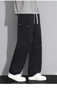 Detailansicht der schwarzen Cargohose mit Kordelzug und funktionalen Seitentaschen