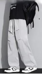 Détails du pantalon cargo gris clair avec poches à rabat et coutures contrastées