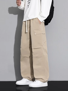 Lockere Herren Cargo-Hose mit mehreren Taschen in Khaki und Kordelzug am Bund