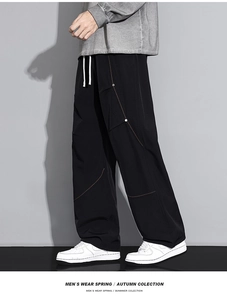Détails du pantalon cargo homme avec coutures orange contrastées et rivets