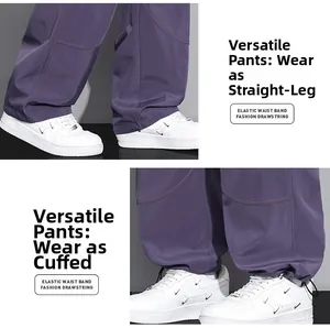 Détail du pantalon cargo violet montrant les poignets réglables pour des jambes droites