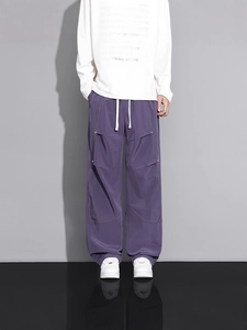 Pantalon cargo parachute violet ample pour hommes avec poches latérales et t-shirt blanc