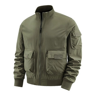 Armeegrüne Herren Bomberjacke mit Stehkragen und funktionellen Cargo-Taschen im Workwear-Stil