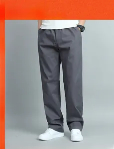Détail d'un pantalon droit gris foncé pour homme avec taille élastique et poches latérales