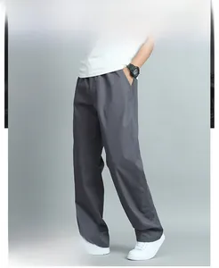 Détail d'un pantalon décontracté gris pour homme, coupe droite avec poches latérales