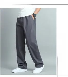 Vue latérale du pantalon décontracté gris pour hommes, coupe droite et ample avec poche