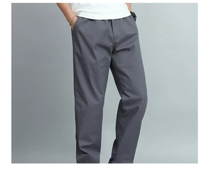 Vue détaillée du tissu sergé de coton gris foncé de haute qualité sur ce pantalon d'homme