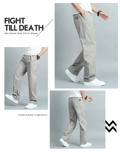 Détail du pantalon décontracté gris clair à coupe droite avec cordon et étiquette arrière