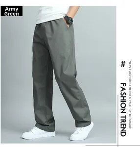 Détail du pantalon décontracté en coton vert armée à coupe droite et taille élastiquée