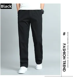Gros plan d'un pantalon décontracté noir pour homme, coupe droite, style mode actuel