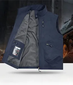 Nahaufnahme der dunkelblauen Outdoor-Weste mit Reißverschlusstaschen und windfestem Stoff