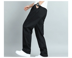 Vue latérale d'un pantalon décontracté noir pour homme avec poches sur les côtés