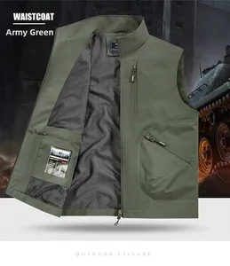 Detail der armee-grünen Outdoor-Weste mit Taschen und atmungsaktivem Netzfutter