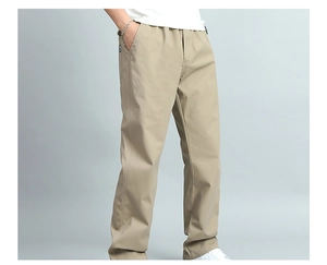 Détail du pantalon en sergé kaki avec taille élastique à cordon et poches latérales