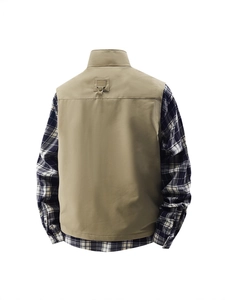 Khaki Outdoor Weste für Herren mit mehreren Taschen in der Rückansicht und Stehkragen
