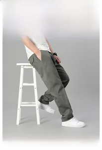 Vue détaillée du pantalon cargo en coton avec poches latérales et texture vert olive