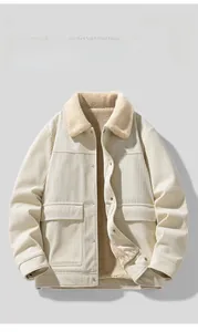 Detailansicht der beigen Cordjacke mit dickem Sherpa-Fleece-Futter und Druckknöpfen