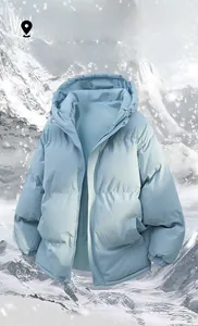 Détail de la doudoune à capuche bleu clair avec zip coupe-vent et rembourrage épais
