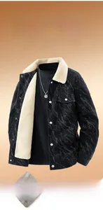 Détail de la doublure en polaire sherpa chaude et texture de la veste en velours côtelé