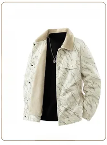 Détail de la veste en velours pour homme avec imprimé marbre et col en polaire chaude