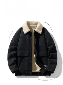 Detail der schwarzen Cordjacke mit Lammwollkragen und Metall-Druckknöpfen für Herren