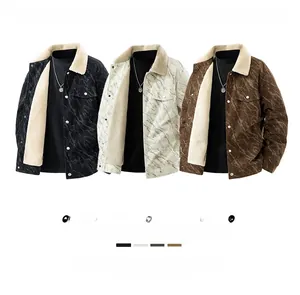 Détail du tissu jacquard à texture marbrée et doublure en polaire sherpa sur veste d'hiver