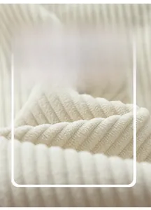 Makrodetail der weichen cremeweißen Cordstoff-Struktur mit Thermo-Fleece-Futter