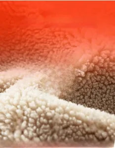 Detail des warmen weißen Cordjackenfutters mit weicher Thermo-Fleece-Stoffstruktur