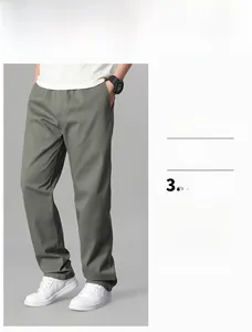 Détail du pantalon cargo vert olive avec coupe 3D et taille élastique ajustable