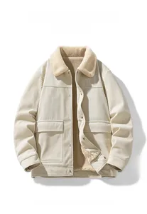 Detail der Cordjacke mit dickem Lammwollkragen und robusten Metallknöpfen