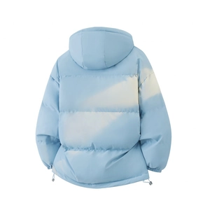 Détail d'une doudoune à capuche bleu clair avec imprimé nuages et cordon de serrage réglable