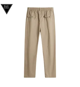 Détail de l'arrière du pantalon en coton kaki avec taille élastique et poches
