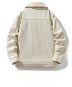 Rückansicht der hellbeigen Cordjacke mit warmem weißem Kragen aus Lammfell-Imitat