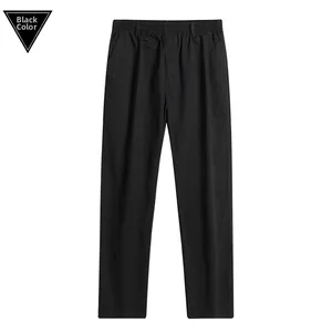 Détail du pantalon en coton noir pour homme avec taille élastique et passants de ceinture