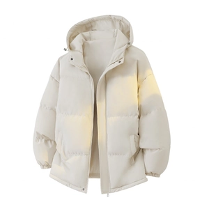 Vue détaillée de la doudoune à capuche blanc cassé avec une texture mate et gonflante
