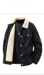 Détail de veste en velours côtelé noir pour homme avec doublure polaire blanche chaude