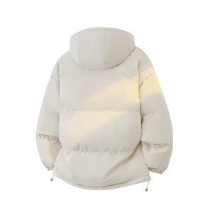 Détail d'une doudoune à capuche blanc cassé avec matelassage et ourlet réglable