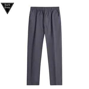 Détail d'un pantalon en coton gris foncé avec taille élastique et poches latérales