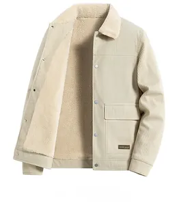 Detailansicht der Cordjacke mit dickem weißem Fleecefutter und Metalldruckknöpfen